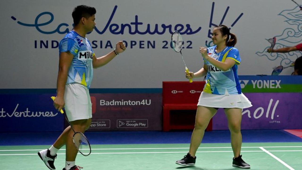 Pebulu tangkis ganda campuran Indonesia Praveen Jordan (kiri) dan Melati Daeva Oktavianti melakukan selebrasi seusai mengalahkan ganda campuran Skotlandia Adam Hall/Julie Macpherson dalam babak 32 besar Indonesia Open 2022 di Istora Senayan, Jakarta, Rabu (15/6/2022). Praveen/Melati berhasil melaju babak selanjutnya setelah menang 21-6, 21-18. ANTARA FOTO/Sigid Kurniawan/foc.
