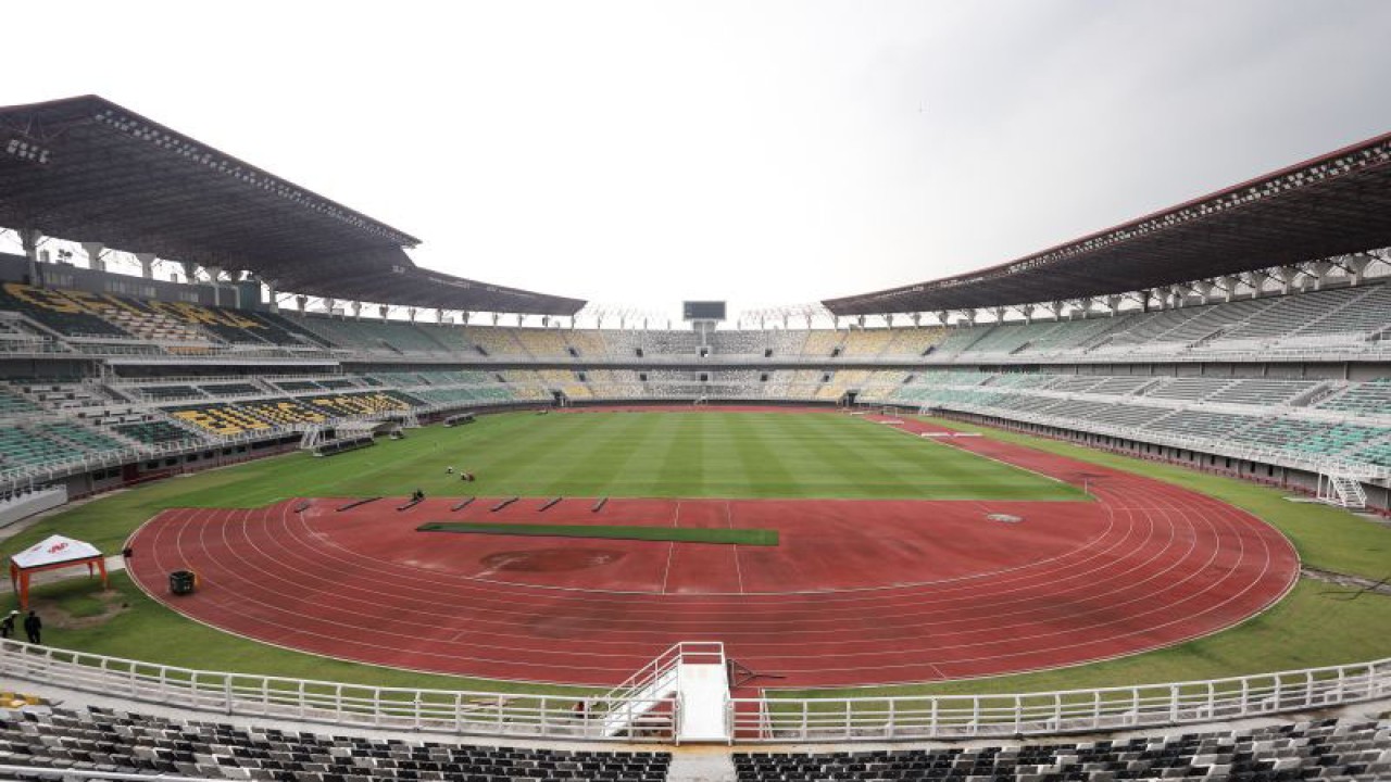 Pekerja melakukan perawatan rumput lapangan Stadion Bung Tomo, Surabaya, Jawa Timur, Kamis (30/3/2023). Federasi sepak bola dunia (FIFA) resmi membatalkan status Indonesia sebagai tuan rumah Piala Dunia U-20 2023 yang rencananya digelar pada akhir Mei mendatang. ANTARA FOTO/Rizal Hanafi/Ds (ANTARA/Rizal Hanafi)