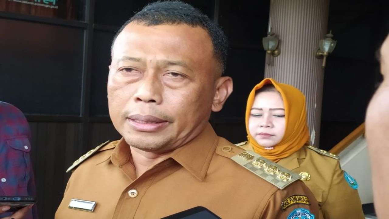 Bupati Ponorogo Sugiri Sancoko usai memimpin rapat lintas sektor membahas relokasi pengungsi tanah retak di Pendopo Kabupaten Ponorogo, Senin (6/3/2023) (ANTARA/HO - Humas Pemkab Ponorogo)