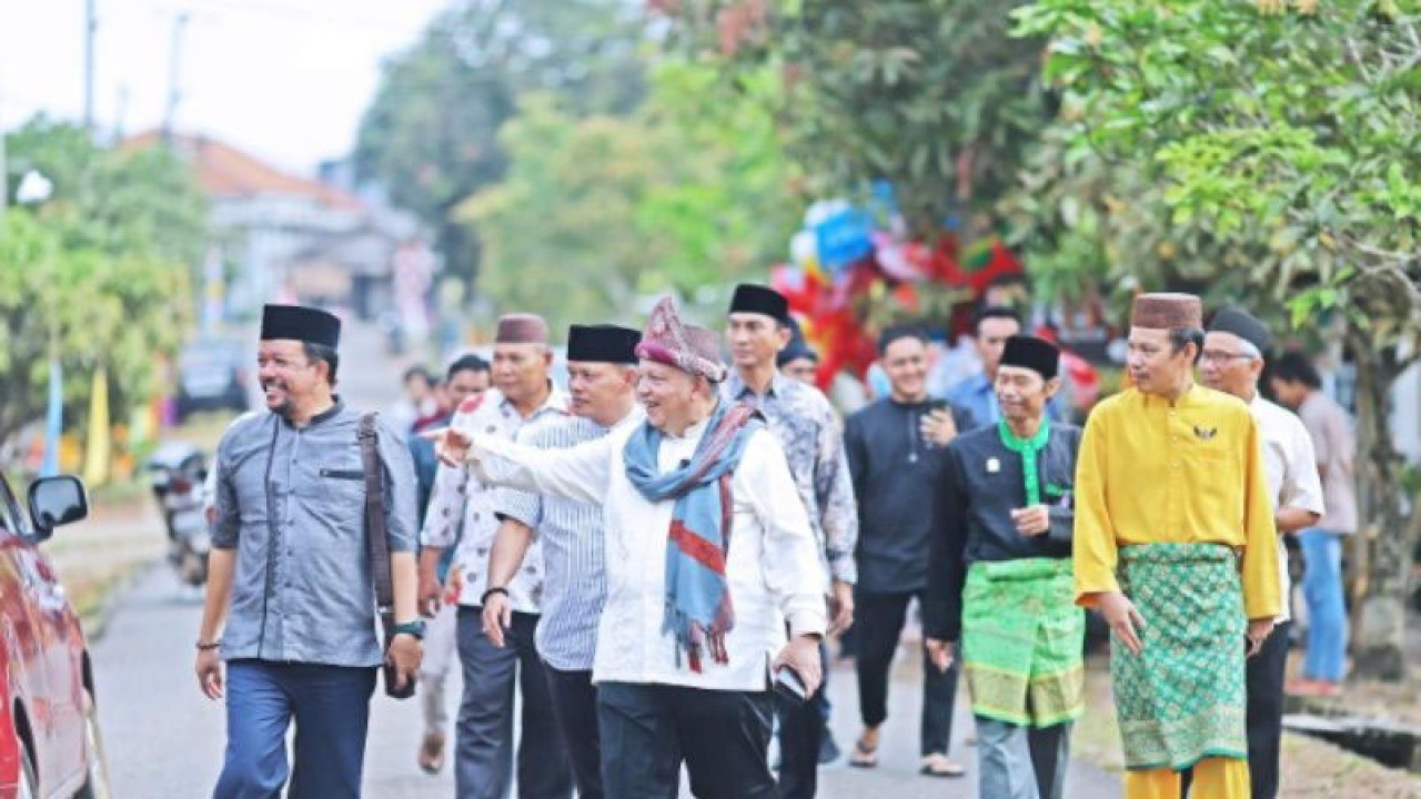 Bupati Bangka Barat Sukirman (tengah berkemeja putih) bersama sejumlah pejabat pemerintah setempat hadir di tengah warga dalam Pesta Adat Desa Pusuk. (ANTARA/ Donatus Dasapurna)