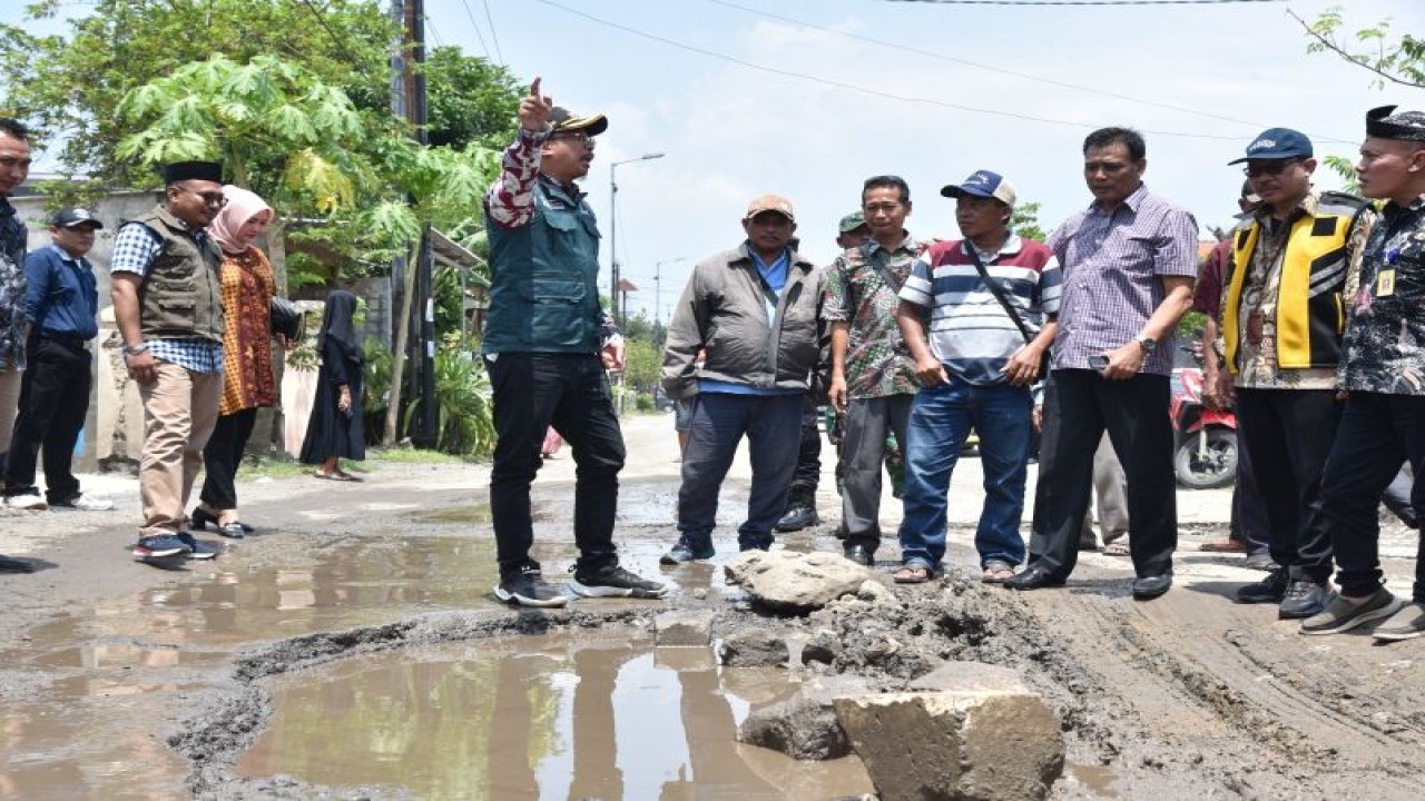 Bupati Sidoarjo Ahmad Muhdlor meninjau jalan rusak di Kecamatan Tarik, Selasa (7/3). ANTARA/HO-Pemkab Sidoarjo
