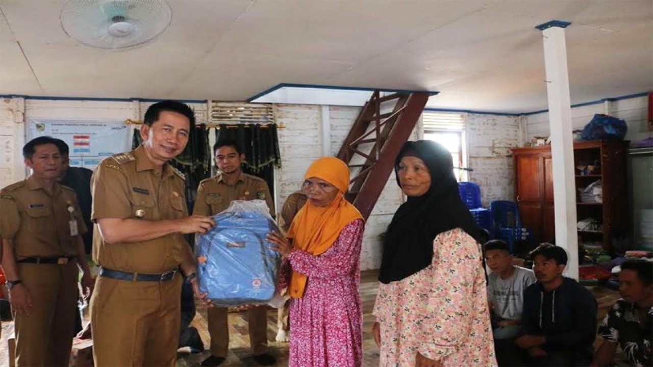 Bupati Barito Utara Nadalsyah didampingi Wakil Bupati Sugianto Panala Putra serta Sekretaris Daerah Muhlis menyerahkan bantuan secara simbolis kepada warga masyarakat yang mengalami musibah kebakaran di desa Mukut Kecamatan Lahei, Rabu (8/3/2023).ANTARA/HO-Dinas Kominfosandi Barito Utara