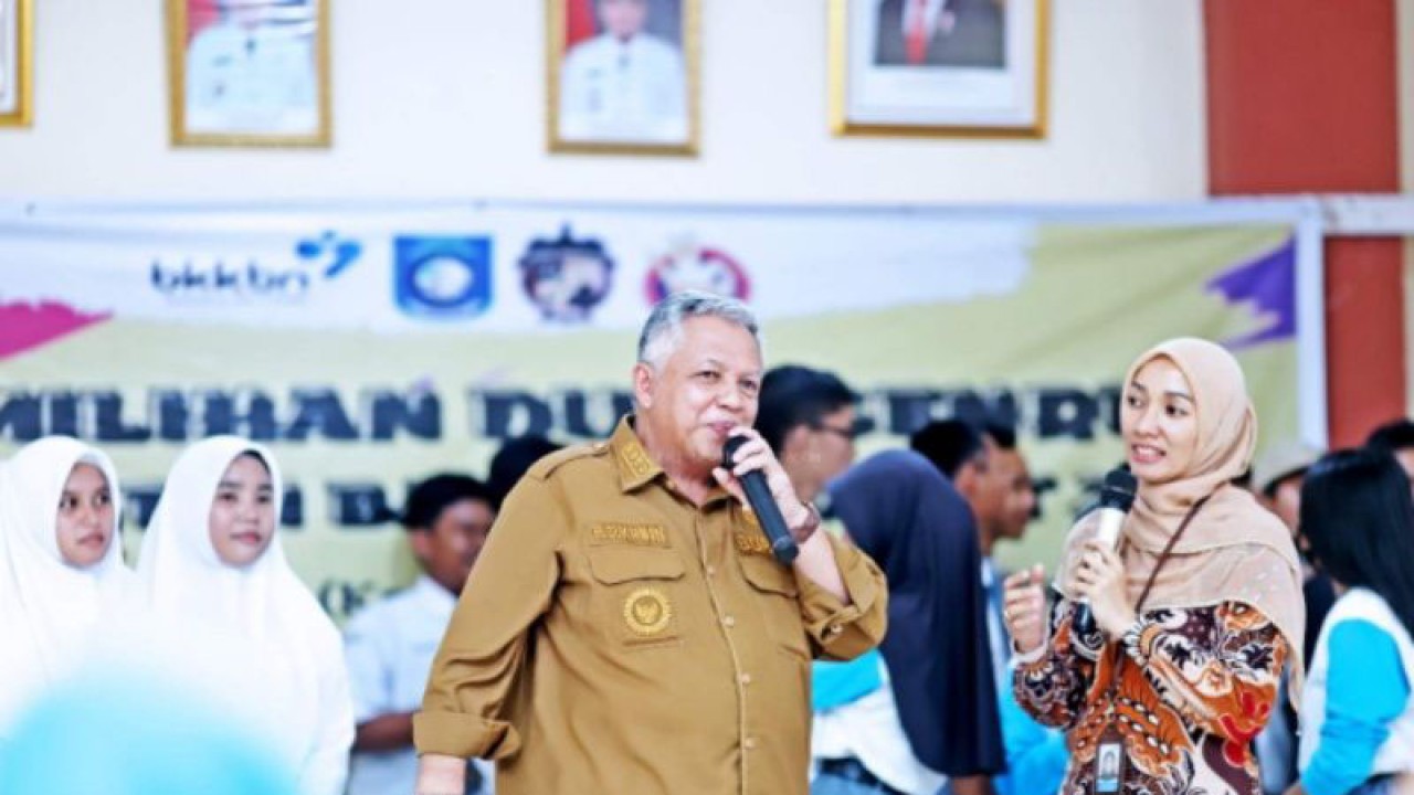 Bupati Bangka Barat, Provinsi Babel, Sukirman menyemangati para peserta sekaligus mengajak ikut aktif dalam gerakan stop narkoba kepada para peserta pemilihan Duta Genre yang digelar di Graha Aparatur Pemkab setempat, Jumat (10/3/2023). (FOTO ANTARA/ Donatus Dasapurna)