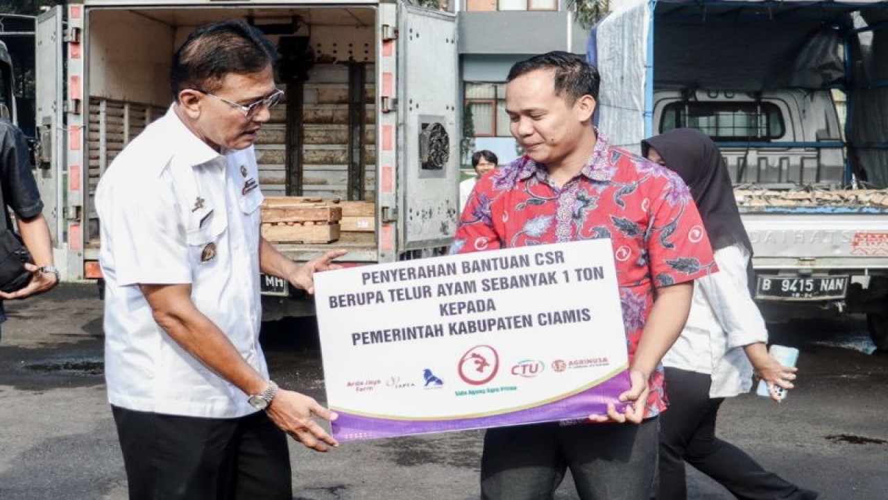 Bupati Ciamis Herdiat Sunarya (kiri) secara simbolis menerima bantuan telur ayam dari perusahaan peternakan untuk warga di Pendopo Kantor Pemerintah Kabupaten Ciamis, Provinsi Jawa Barat, Rabu (15/3/2023). (ANTARA/HO-Humas Pemkab Ciamis)