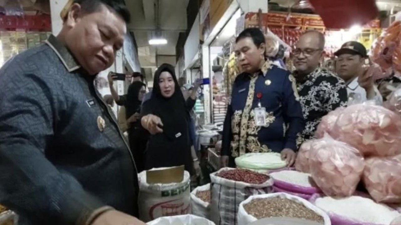 Dokumentasi - Bupati Halikinnor berbincang dengan pedagang terkait kenaikan harga beras saat dia melakukan inspeksi mendadak ke Pusat Perbelanjaan Mentaya Sampit, (16/3/2023). (ANTARA/Norjani)