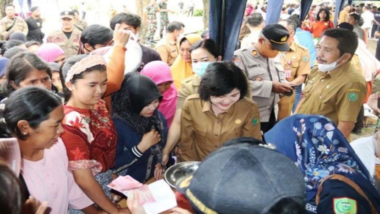 Bupati Pulang Pisau Pudjirustaty Narang berada di pasar penyeimbang sebagai upaya menekan kenaikan harga kebutuhan pokok menjelang Hari Raya Idul Fitri 1444 H di Pulang Pisau, Rabu (29/3/2023). (ANTARA/HO-Diskominfostandi Pulang Pisau)