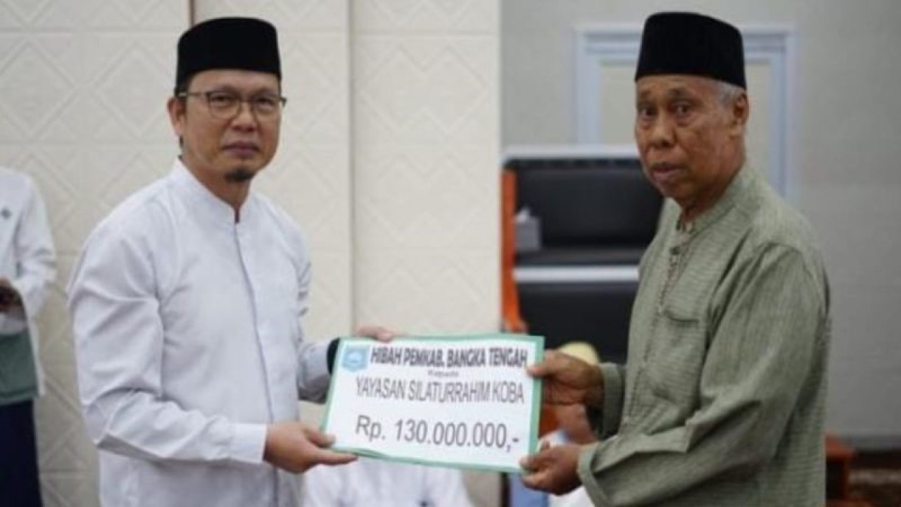 Bupati Bangka Tengah menyerahkan bantuan dana hibah untuk rumah ibadah, Senin (27/3/2023). ANTARA/Ahmadi