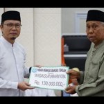 Bupati Bangka Tengah menyerahkan bantuan dana hibah untuk rumah ibadah, Senin (27/3/2023). ANTARA/Ahmadi-1679910740