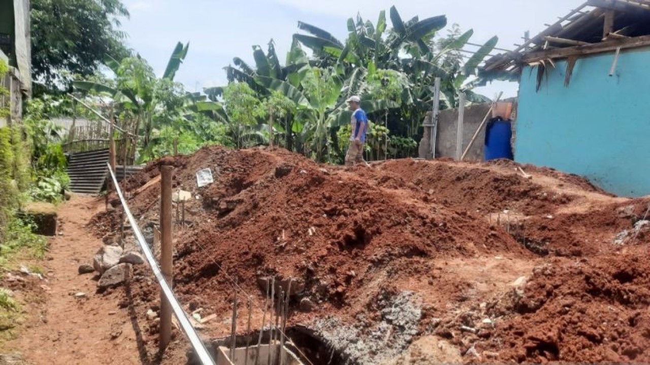 Proses pembangunan ulang rumah orangtua almarhum Arya Saputra di Desa Cijujung, Kecamatan Sukaraja, Kabupaten Bogor, Jawa Barat, Senin (27/3/2023). (ANTARA/M Fikri Setiawan)