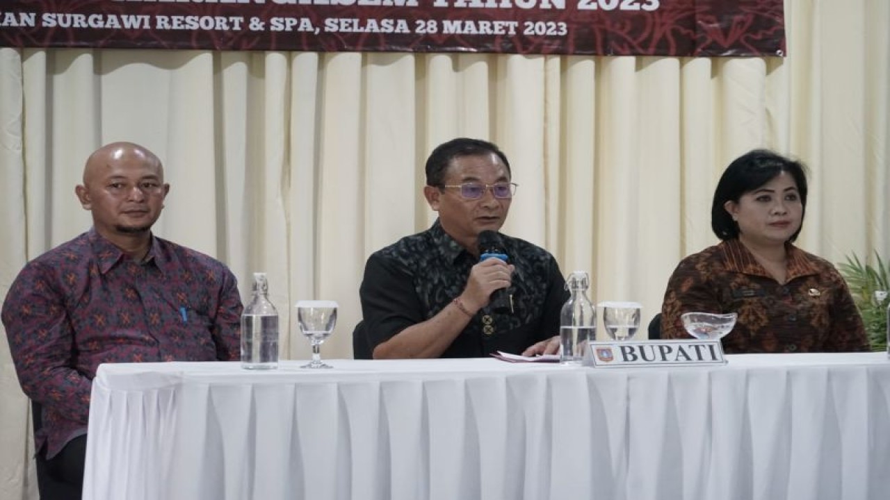Bupati Karangasem I Gede Dana membuka Rakerda Tim Pembina UKS di Karangasem, Bali, Rabu (29/3/2023). ANTARA/HO-Pemkab Karangasem
