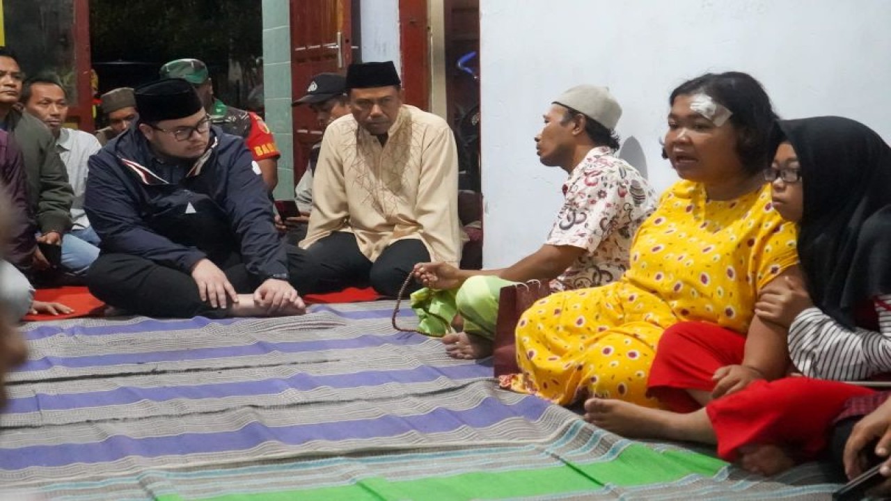Bupati Kediri Hanindhito Himawan Pramana saat takziah ke rumah duka, korban hanyut asal Desa Sumberagung, Kecamatan Wates, Kabupaten Kediri, Jawa Timur. ANTARA/ HO-Pemkab Kediri