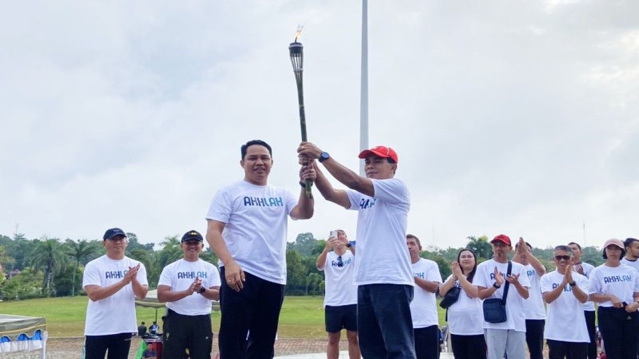 Bupati Lamandau Hendra Lesmana dalam kegiatan jalan sehat BUMN, Nanga Bulik, Minggu, (12/3/2023). (ANTARA/Dokumentasi Pribadi)