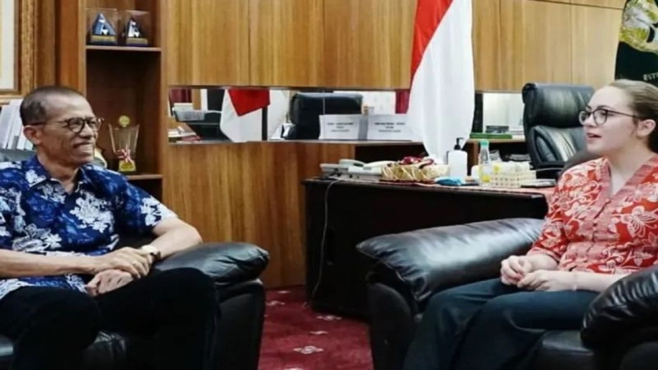 Bupati Magetan Suprawoto menerima kunjungan pelajar Amerika Serikat yang sedang mengikuti program pertukaran pelajaran "American Field Service (AFS)" dengan SMAN 1 Magetan di Pendapa Surya Graha di Magetan, Sabtu (25/3/2023) . ANTARA/HO-Diskominfo Kabupaten Magetan