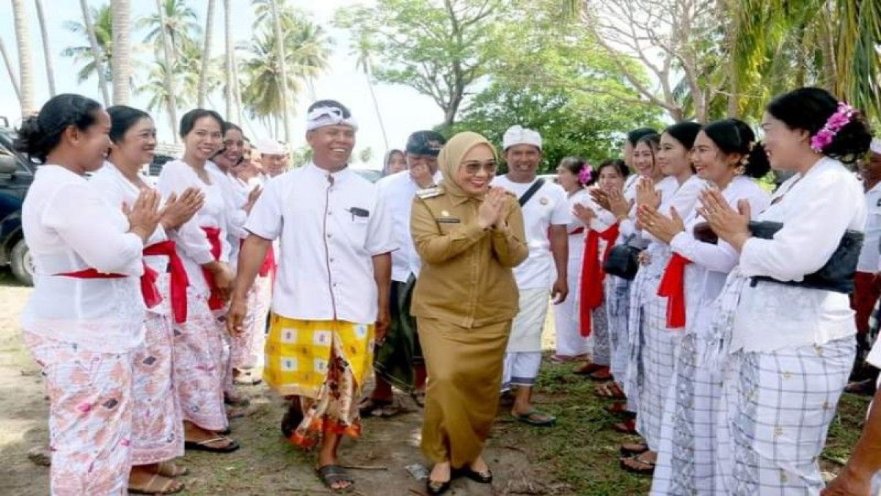 Bupati Mamuju Sutinah Suhardi pada upacara Melasti menyambut Hari Raya Nyepi di wilayah pantai, Kecamatan Papalang Kabupaten Mamuju, Senin (20/3/2023). ANTARA/M Faisal Hanapi