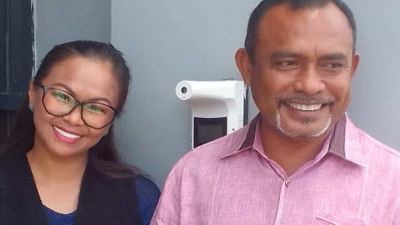 Bupati Raja Ampat Abdul Faris Umlati dan istri, Faujia Helga Umlati Br. Tampubolon. (Net)