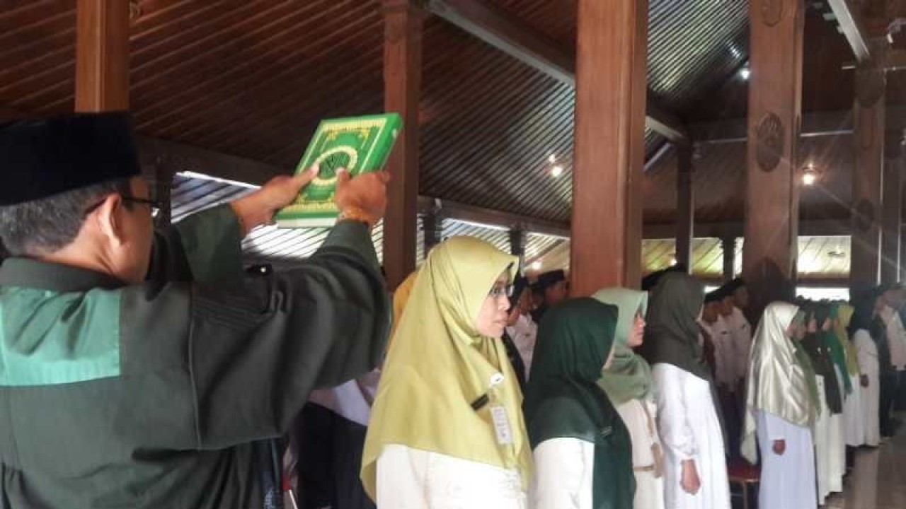 Pelantikan dan Pengambilan Sumpah/Janji Pengangkatan Jabatan Fungsional PPPK serta Pengangkatan Pertama Fungsional Guru PNS Kabupaten Temanggung. ANTARA/Heru Suyitno