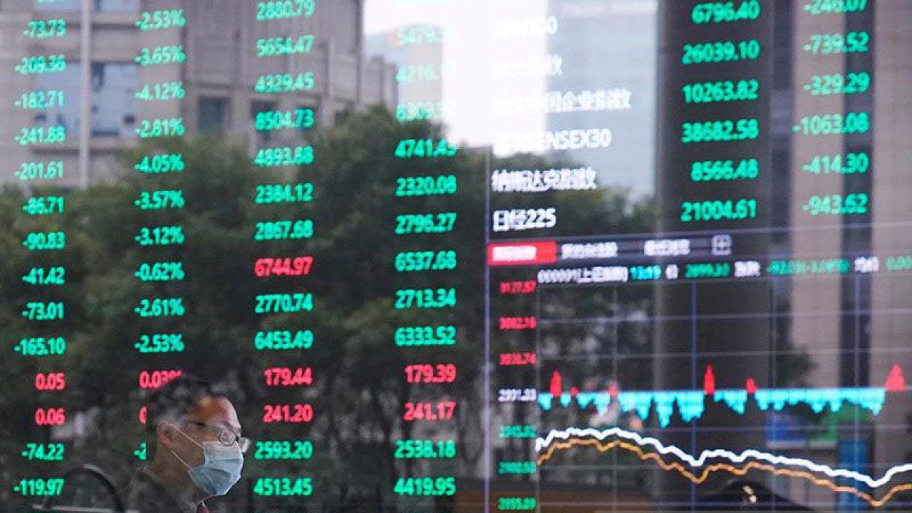 Ilustrasi - Seorang pria yang mengenakan masker terlihat di dalam gedung Bursa Efek Shanghai, China. ANTARA/REUTERS/Aly Song/aa.