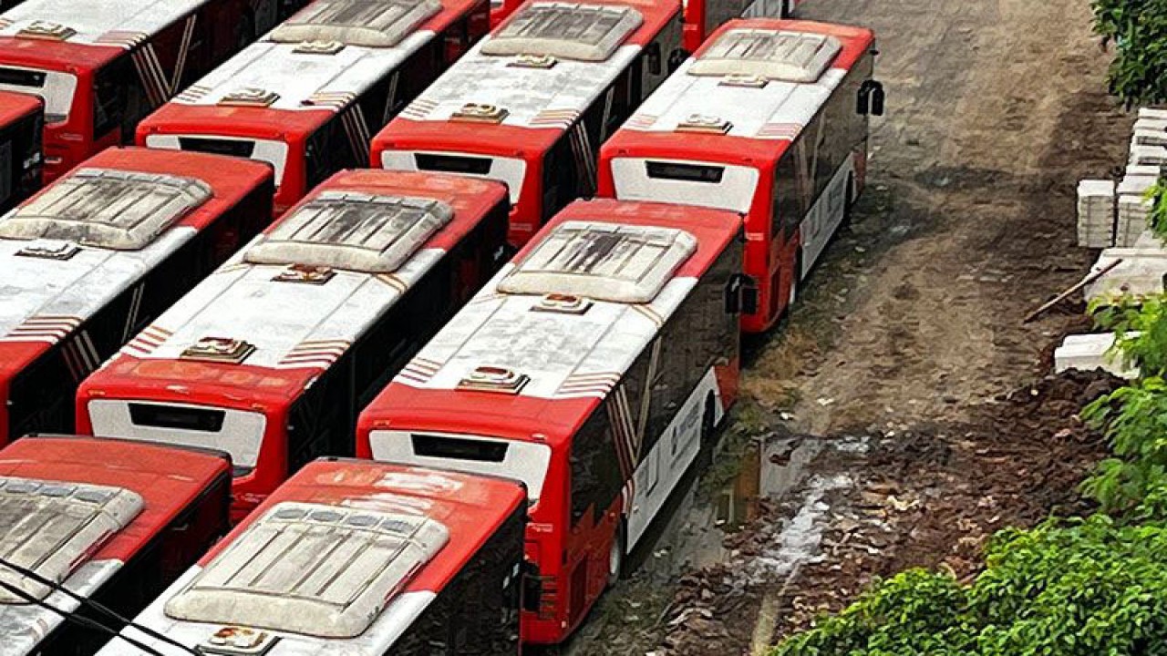 Arsip Foto - Sejumlah bus TransJakarta terparkir di Pul Pinang Ranti, Jakarta, Rabu (14/12/2022). ANTARA/HO-Asaz Tigor Nainggolan/aa.
