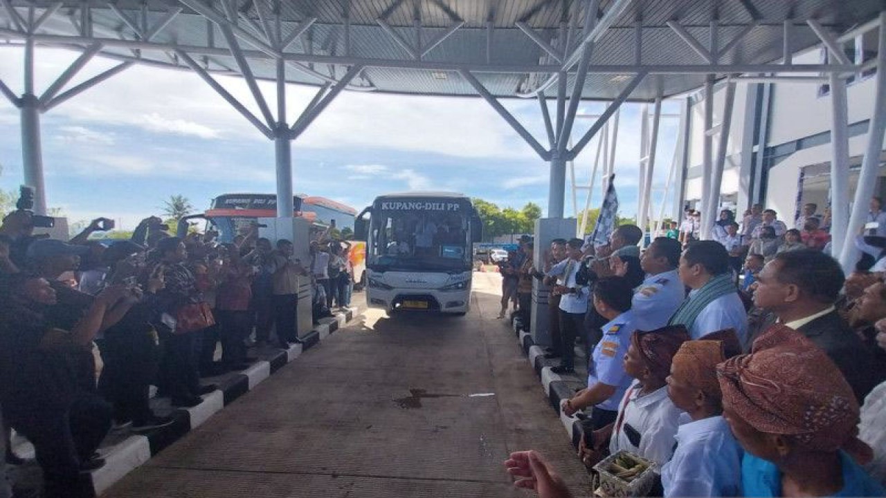 Pelaksanaan kegiataan peluncuran layanan bus Angkutan Lintas Batas Negara (ALBN) Kupang-Dili di Terminal Penumpang Tipe A Bimoku Kota Kupang, Kamis (30/3/2023). (ANTARA/Aloysius Lewokeda)