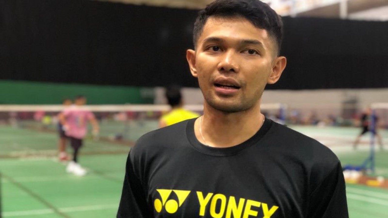 Pebulu tangkis ganda putra nasional Fajar Alfian usai menjalani latihan persiapan turnamen BWF Super 1000 All England 2023 di Pelatnas PBSI Cipayung, Jakarta Timur, Kamis. (ANTARA/Roy Rosa Bachtiar)