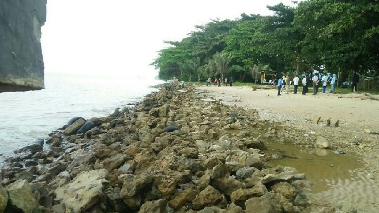 Tim dari BWS Kalimantan IV Samarinda dan anggota TKPSDA Kaltim mengunjungi Pantai AURI Balikpapan, Jumat (10/3/2023). (ANTARA/M. Ghofar)