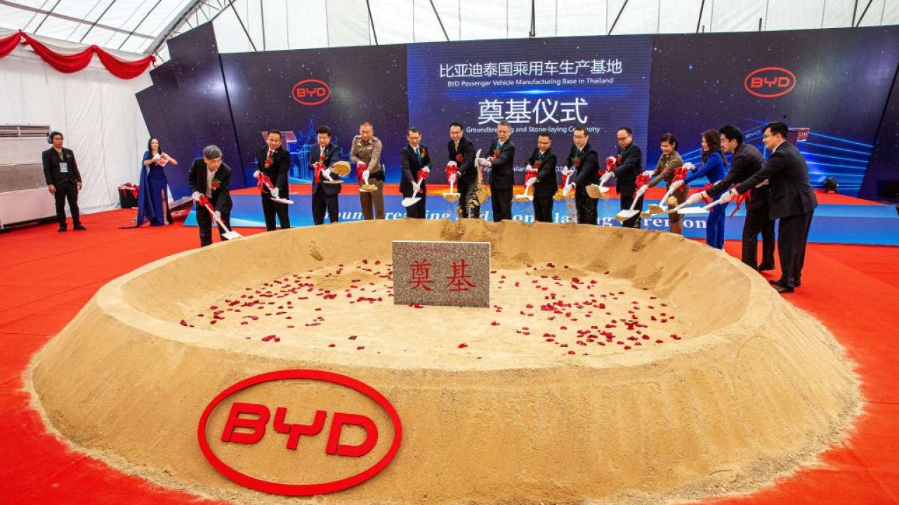 BYD China mengadakan upacara peletakan batu pertama pembangunan pabrik mobil listrik di Thailand pada Jumat (10/3/2023). (Wang Teng/Xinhua)