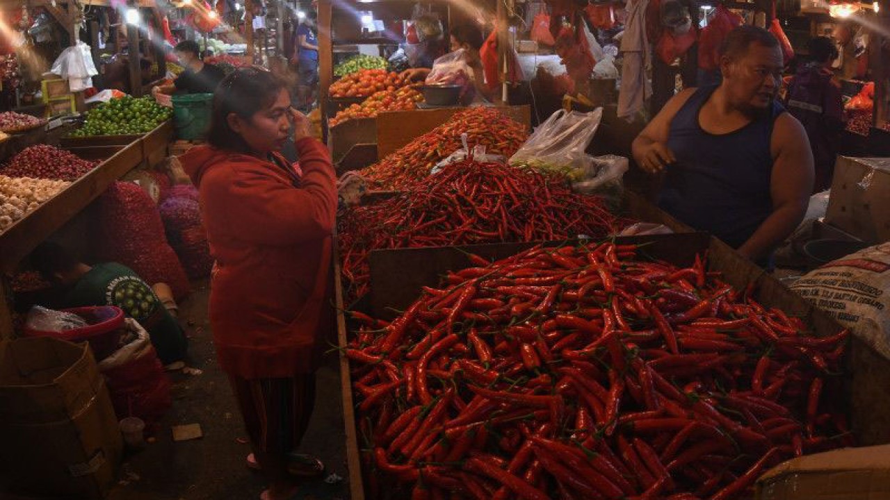 Penjual melayani pembeli di salah satu lapak sayur-sayuran di Pasar Senen, Jakarta, Rabu (1/3/2023). ANTARA FOTO/Aditya Pradana Putra/foc.