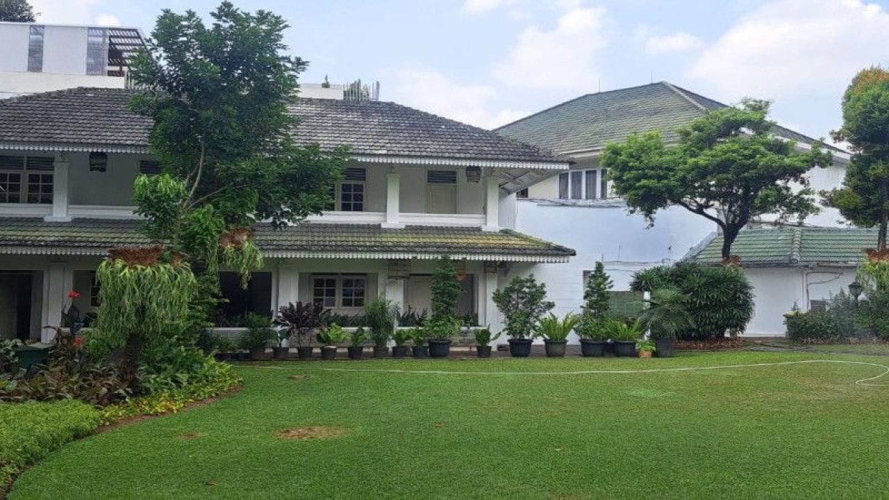 Bangunan cagar budaya di Jalan Taman Suropati Nomor 7, Menteng, Jakarta Pusat, dahulu merupakan Rumah Dinas Wali Kota Batavia sebelum pada tahun 1949 dimanfaatkan sebagai rumah dinas milik Pemerintah Provinsi DKI Jakarta. ANTARA/Dok. Pemerintah Provinsi DKI Jakarta