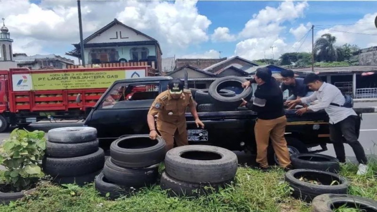 Camat Ampenan Muzakir Walad (ambil ban) mengecek ban-ban bekas yang akan digunakan untuk membuat tanggul guna mencegah abrasi di daerah pantai di Kecamatan Ampenan, Kota Mataram, Nusa Tenggara Barat. (ANTARA/HO Camat Ampenan)
