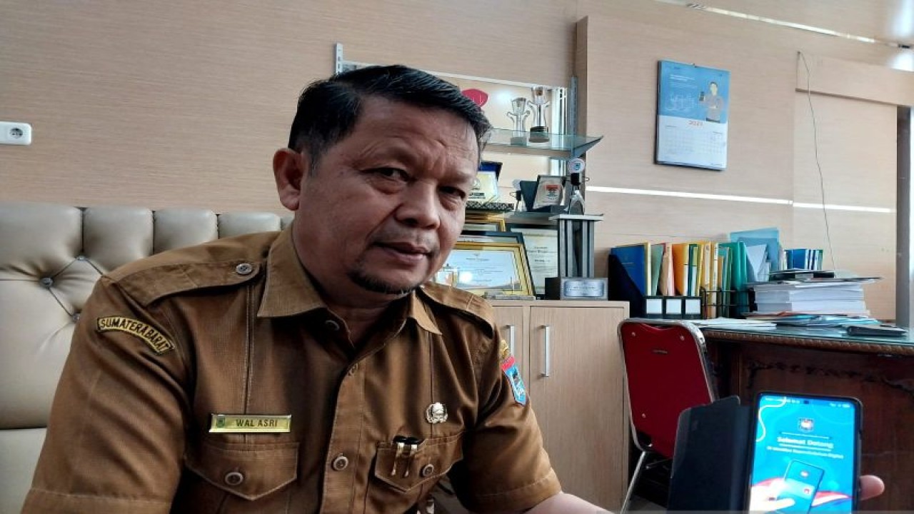 Kepala Disdukcapil Kota Payakumbuh Wal Asri saat menunjukkan aplikasi Identitas Kependudukan Digital. Payakumbuh menargetkan 27 ribu orang terdaftar identitas kependudukan digital pada 2023. (ANTARA/Akmal Saputra)