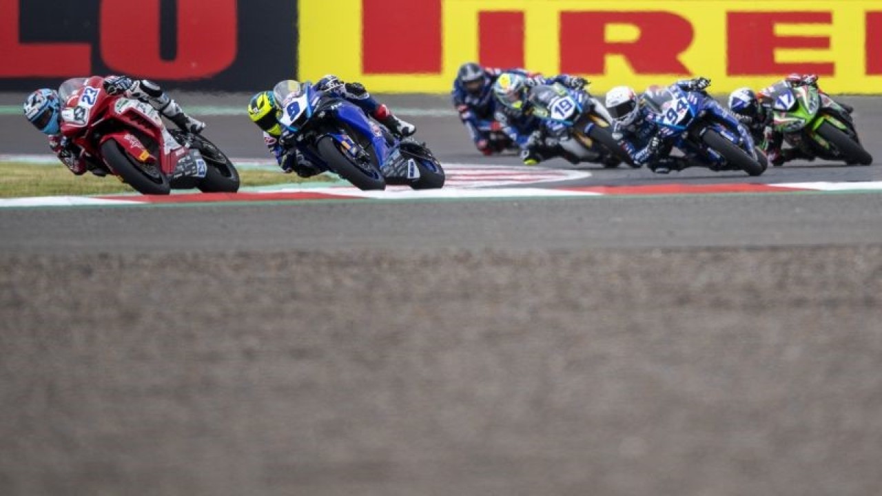 Arsip - Sejumlah pebalap memacu kecepatan saat Race 1 World Supersport (WSSP) 2023 di Pertamina Mandalika International Street Circuit di KEK Mandalika, Praya, Lombok Tengah, NTB, Sabtu (4/3/2023). ANTARA FOTO/M Agung Rajasa/foc.