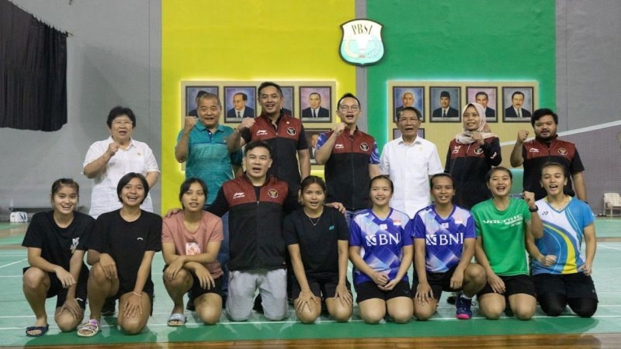 Perwakilan timnas, pengurus, pelatih, dan CdM Lexyndo Hakim berfoto bersama di Pelatnas PBSI Cipayung, Selasa (14/3/2023). (ANTARA/HO/NOC Indonesia/Naif Al'as)