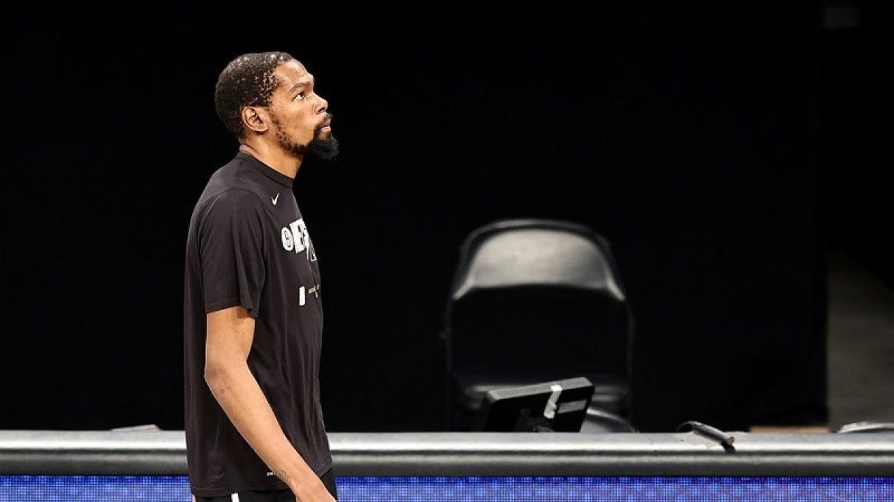 Bintang basket Kevin Durant menjalani pemanasan jelang gim ketujuh semifinal Wilayah Timur NBA 2021 saat dirinya masih bergabung dengan Brooklyn Nets. (ANTARA/AFP/GETTY IMAGES/ELSA)