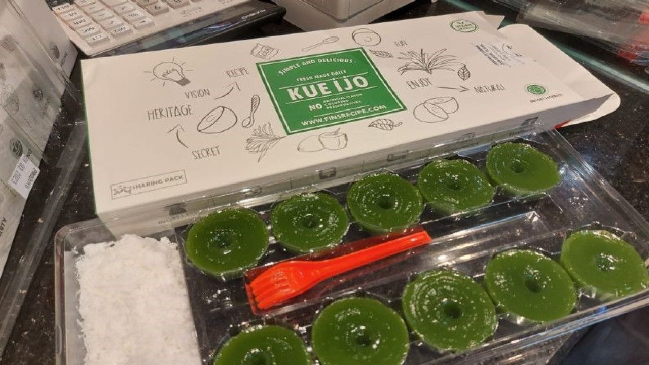 Tampilan kue ijo, salah satu produk kue tradisional yang dijual oleh Fin's Recipe yang berada di Mal Grand Indonesia, Jakarta, Sabtu (4/3/2023) (ANTARA/Mentari Dwi Gayati)