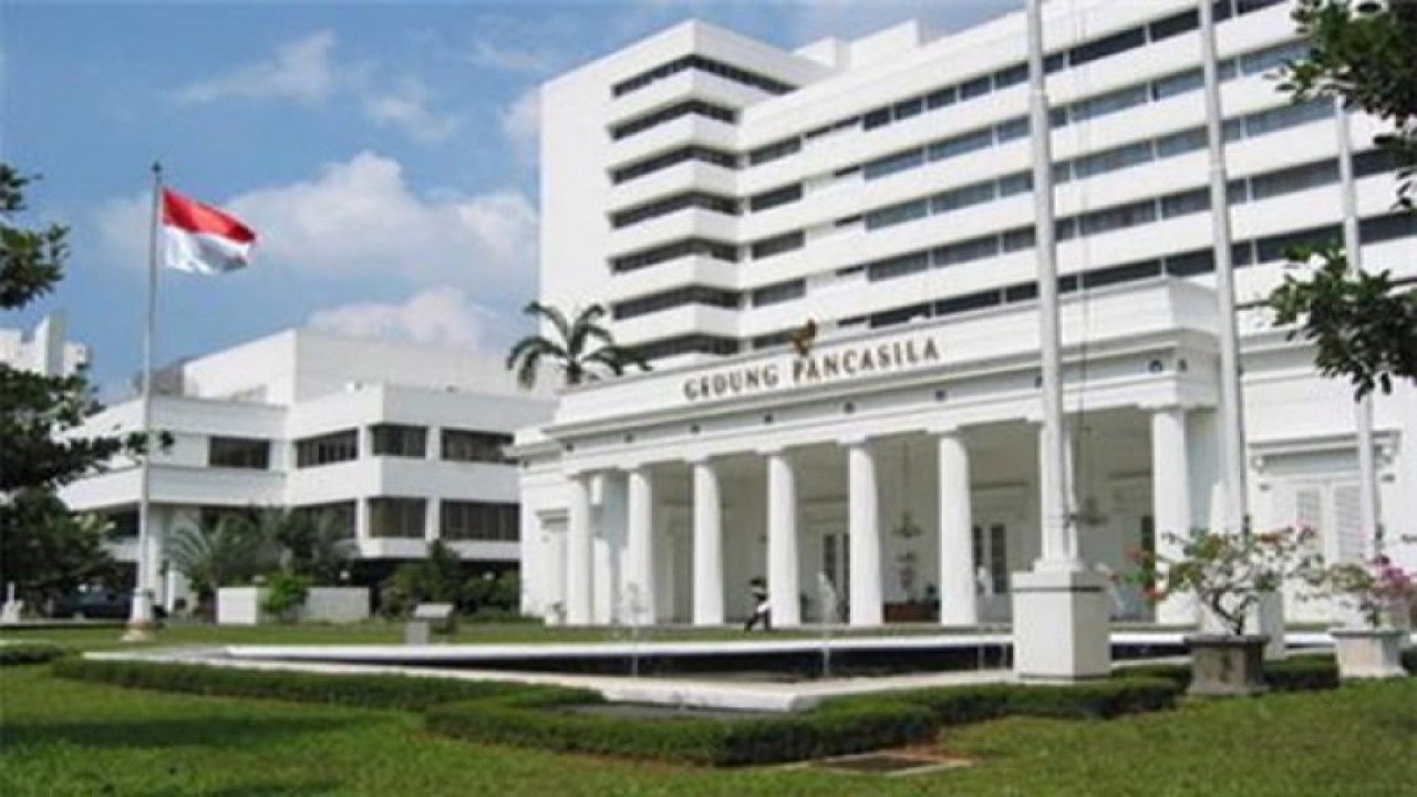 Dokumentasi Kantor Kementerian Luar Negeri, di kawasan Pejambon, Jakarta Pusat, dengan Gedung Pancasila di latar depan. Dari kantor inilah kebijakan dan langkah Indonesia di dunia ditentukan dan dilaksanakan melalui perwakilan-perwakilan Indonesia di berbagai negara dan organsisasi internasional. (kemlu.go.id)