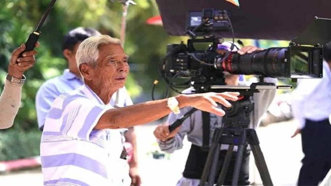 Chalong Pakdeevijit, sutradara film dan TV yang karirnya berlangsung lebih dari tujuh dekade, dinobatkan sebagai sutradara TV tertua di dunia pada usia 91 tahun oleh Guinness World Records. (Guinness World Records)