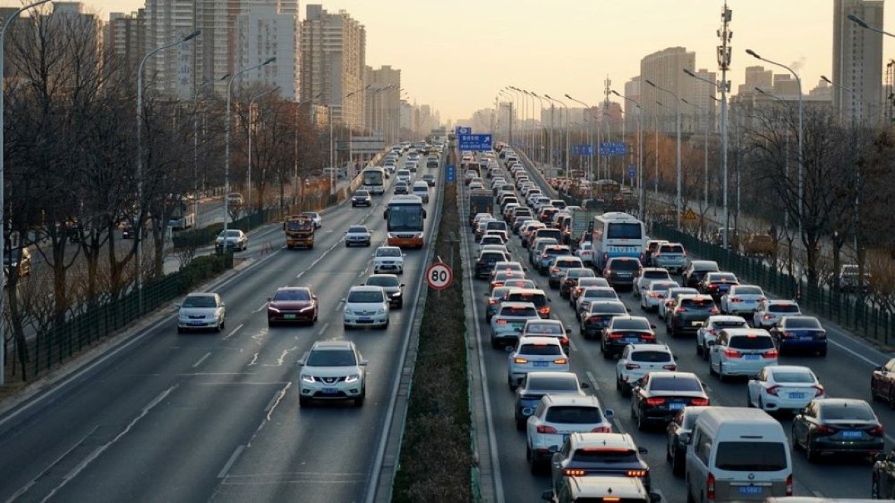 Kendaraan melintas di Jalan Lianshi Timur pada jam sibuk pagi hari di Beijing, ibu kota China, 3 Januari 2023. (Zhang Chenlin/Xinhua)