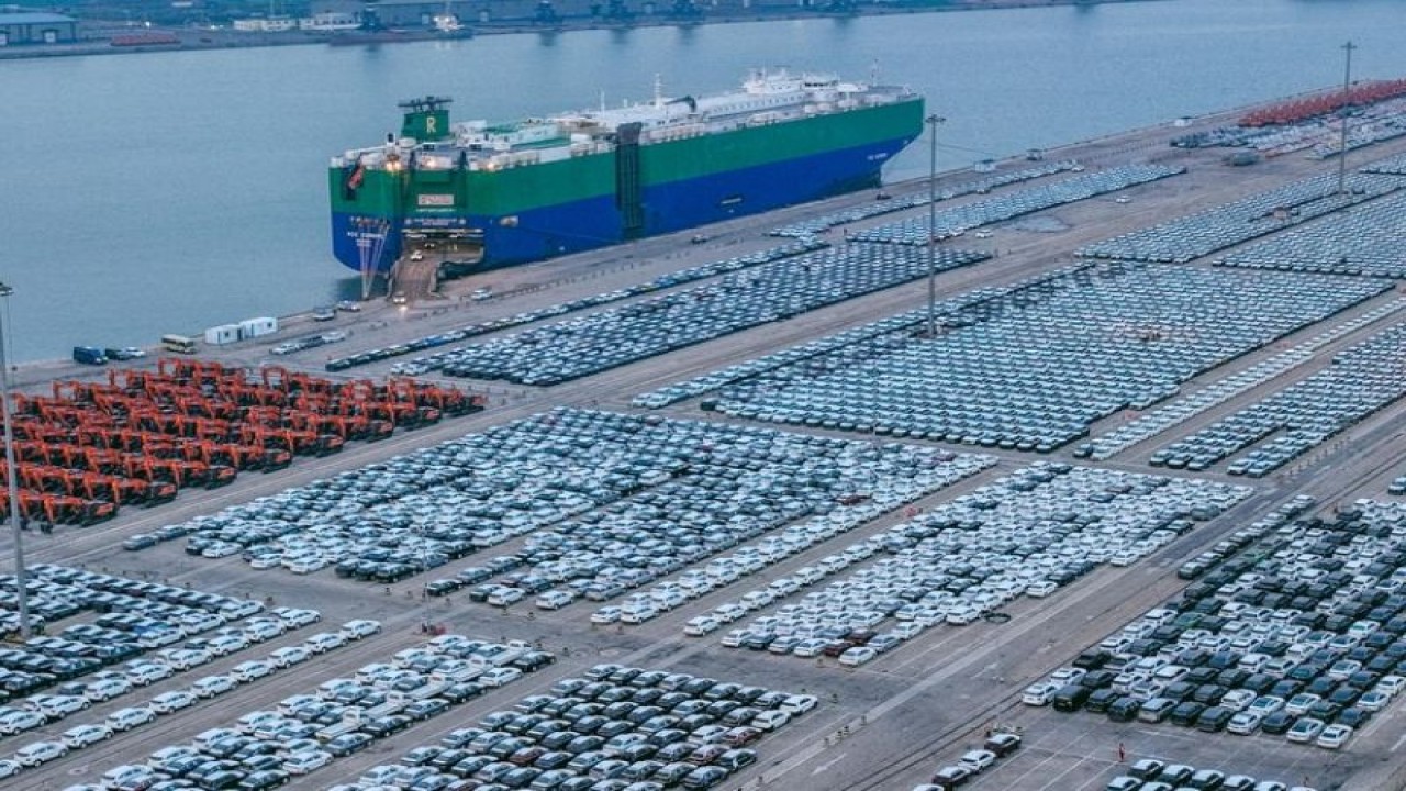 Foto Dokumen: Foto udara yang diambil pada 18 Januari 2023 ini menunjukkan deretan kendaraan menunggu pengiriman di Pelabuhan Yantai di Yantai, Provinsi Shandong, China timur. ANTARA/Xinhua/Zhu Zheng