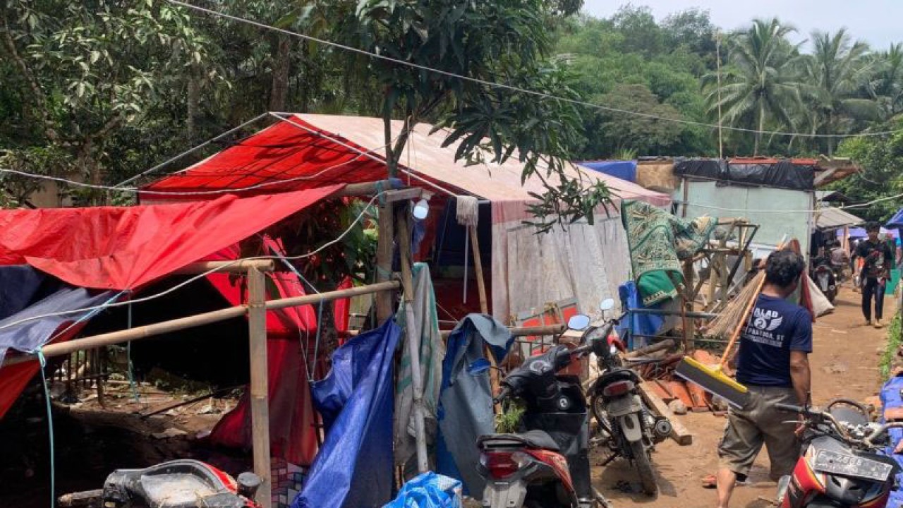 Hunian darurat milik warga korban gempa di Desa Cijedil, Kecamatan Cugenang, Cianjur, Jawa Barat, rusak terbawa banjir yang melanda Senin (20/3/2023) malam.(ANTARA/Ahmad Fikri). (Ahmad Fikri)