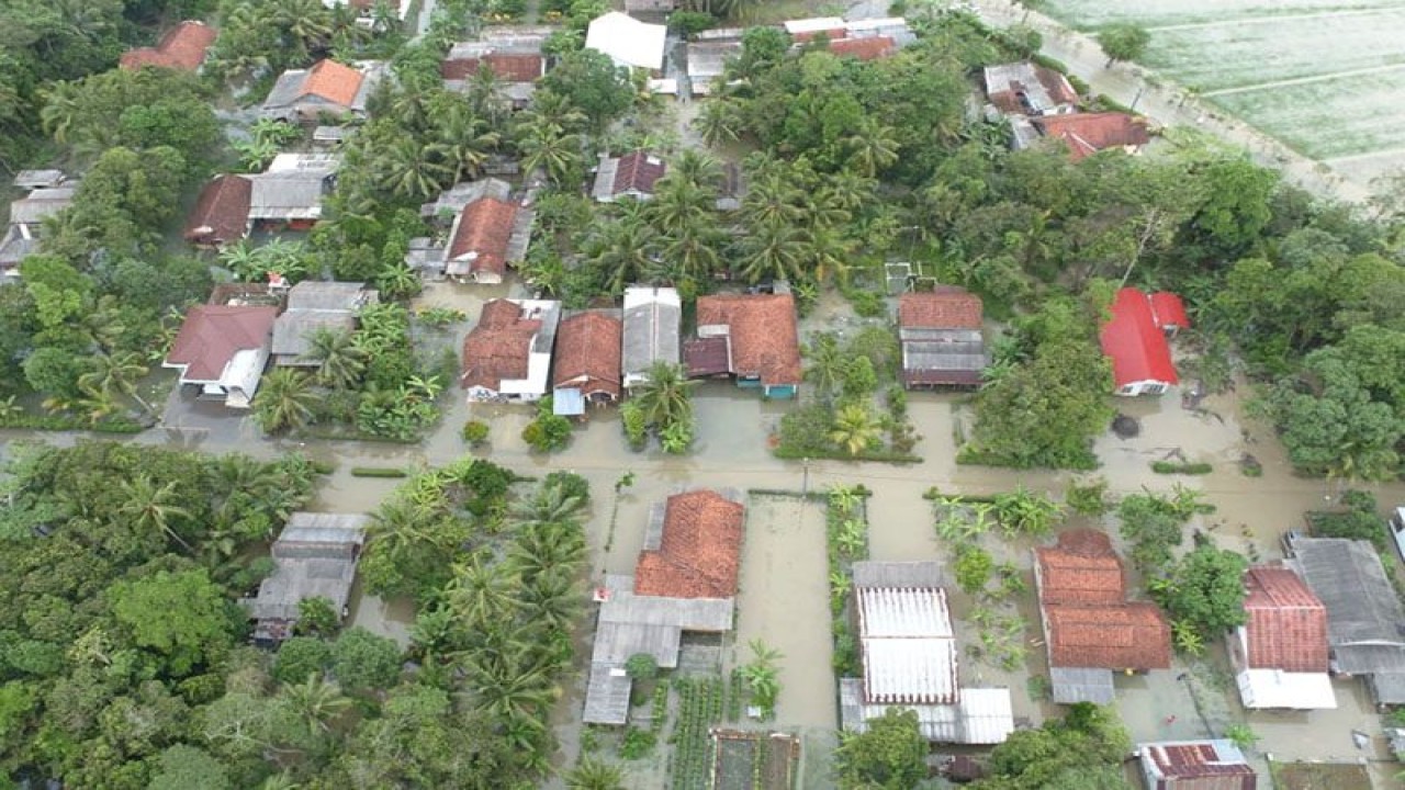 Arsip - Foto dari udara genangan banjir di Kecamatan Nusawungu, Kabupaten Cilacap, yang terjadi akibat cuaca ekstrem pada bulan Maret 2022. ANTARA/HO-BPBD Cilacap