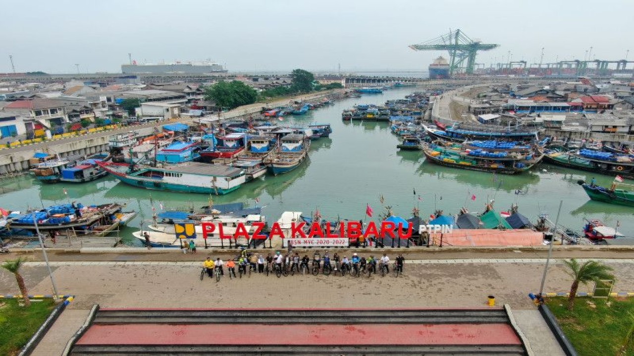 Wali Kota Jakarta Utara Ali Maulana Hakim bersama perwakilan aparatur Kementerian Pekerjaan Umum dan Perumahan Rakyat (PUPR) meninjau lokasi tanggul sepanjang 3,2 kilometer di Kalibaru, Cilincing, Jakarta Utara, Rabu (4/1/2023). ANTARA/HO-Kominfotik Jakarta Utara