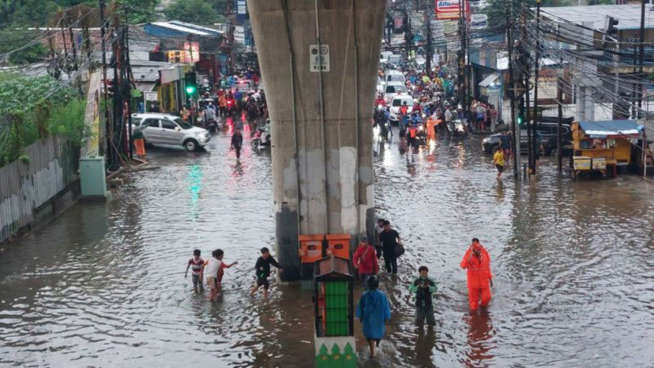 Potret banjir di kawasan Seskoal Cipulir yang mulai surut, Jakarta, Rabu (4/1/2023). ANTARA/Luthfia Miranda Putri