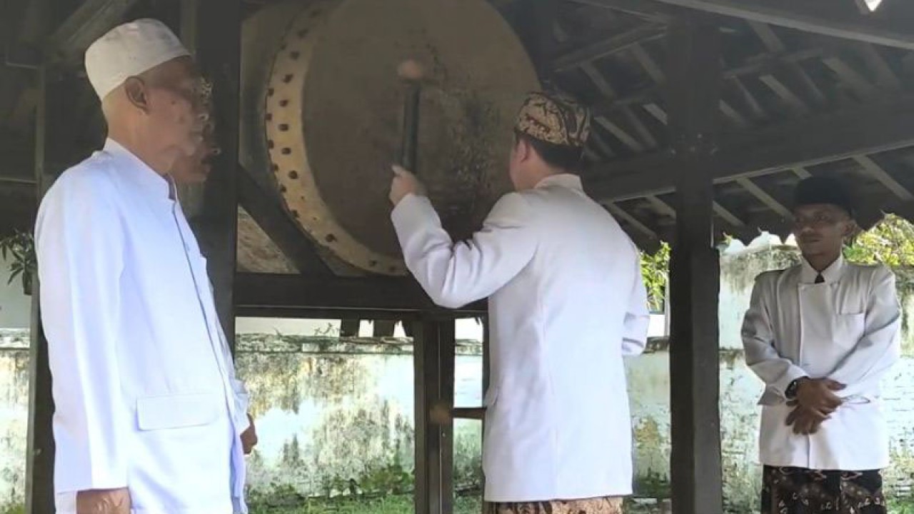 Patih Keraton Kasepuhan Cirebon Pangeran Raja Muhamad Nusantara menabuh bedug saat melaksanakan tradisi "dlugdag" di Cirebon, Jawa Barat, Rabu (22/3/2023). (ANTARA/Khaerul Izan)