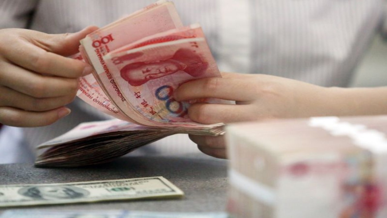 Foto Dokumen: Seorang pekerja menghitung mata uang China Renminbi (RMB) di sebuah bank di Linyi, Provinsi Shandong, China timur, 11 Agustus 2015. ANTARA/Xinhua/Zhang Chunlei