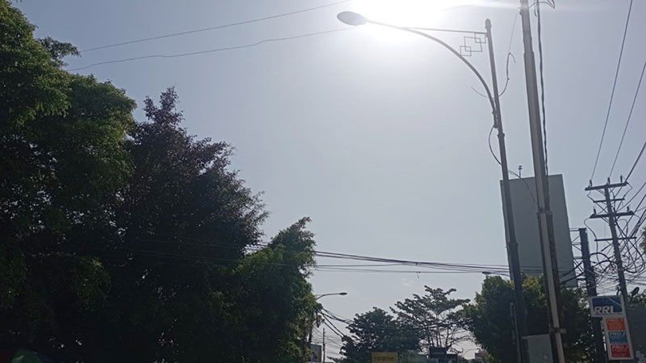 Cuaca di Purwokerto, Kabupaten Banyumas, Selasa (13/3/2023) siang, terlihat cerah tanpa adanya tutupan awan, sehingga suhu udara menjadi terasa panas. ANTARA/Sumarwoto