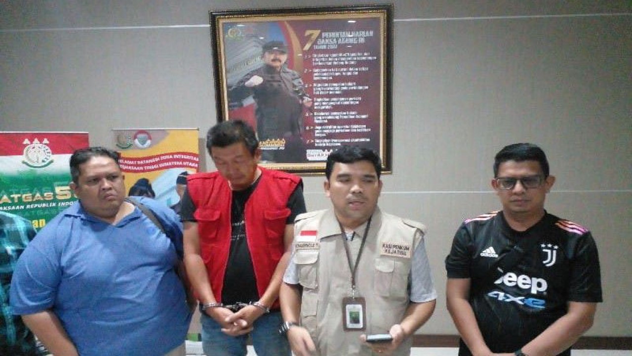 Kasi Penkum Kejati Sumut Yos A Tarigan (kanan kedua) memaparka dalam daftar pencarian orang (DPO) terpidana, CY dalam perkara korupsi Rp2,8 miliar di bank plat cabang Tanjung Morawa , Kamis (30/3/2023) (ANTARA/M Sahbainy Nasution)