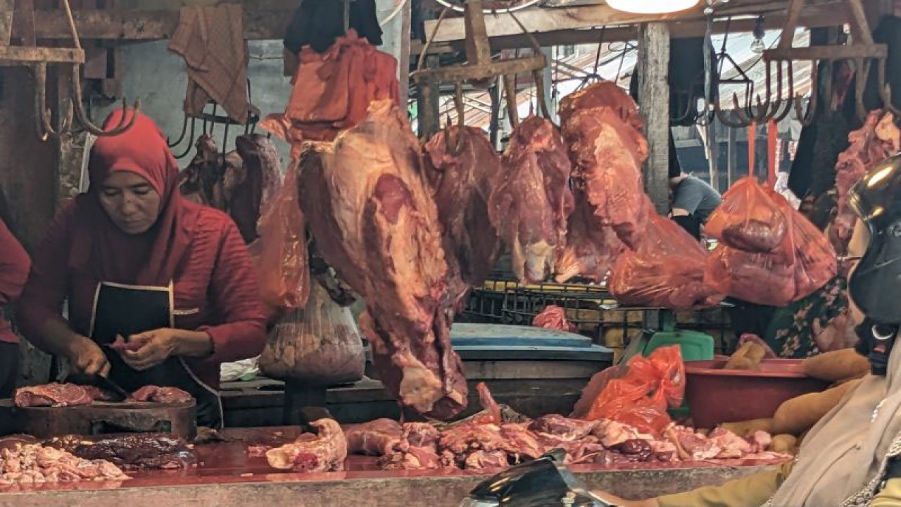 Seorang pedagang daging sapi melayani pembeli di Pasar tradisional Mayor di Medan, Senin (20/3/2023). (ANTARA/Michael Siahaan)