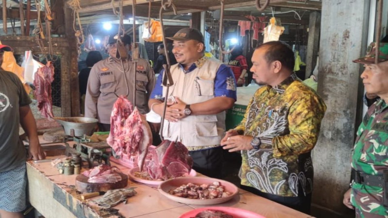 Kabid Perdagangan di DPKUKMP Kota Palangka Raya, Kalimantan Tengah Hadriansyah melakukan pemantauan harga sejumlah komoditas pangan di pasar tradisional kota setempat, beberapa waktu lalu. ANTARA/Dokumentasi Pribadi