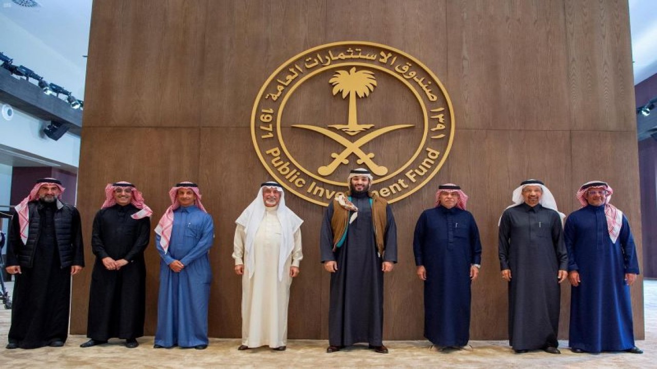 Foto Dokumen: Gubernur Dana Investasi Publik Saudi Yasir Othman Al-Rumayyan, Menkeu Saudi Mohammed Abdullah Al Jadaan, Menteri Pariwisata Ahmed Aqeel Al Khateeb, Menteri Negara Ibrahim Abdulaziz Al-Assaf, Putra Mahkota Saudi Mohammed bin Salman, Menteri Perdagangan Majid Abdullah Al Qasabi , Menteri Investasi Khalid Abdulaziz Al Falih dan Penasihat Royal Court Mohamed Mazyed Altwaijri berfoto dalam pertemuan Peluncuran Strategi Dana Investasi Publik 2021-2025, di Riyadh, Arab Saudi, 24 Januari 2021. Saudi Press Agency/Handout via REUTERS