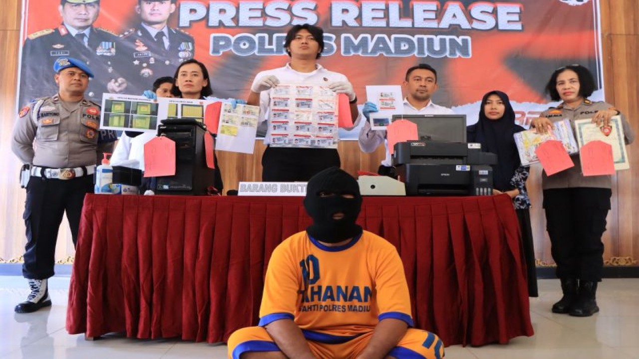 Kepala Satuan Reskrim Polres Madiun AKP Danang Eko Abrianto bersama jajaran menggelar pers rilis di Mapolres Madiun, tentang kasus pratik jasa pembuatan SIM BII Umum palsu. ANTARA/HO-Humas Polres Madiun